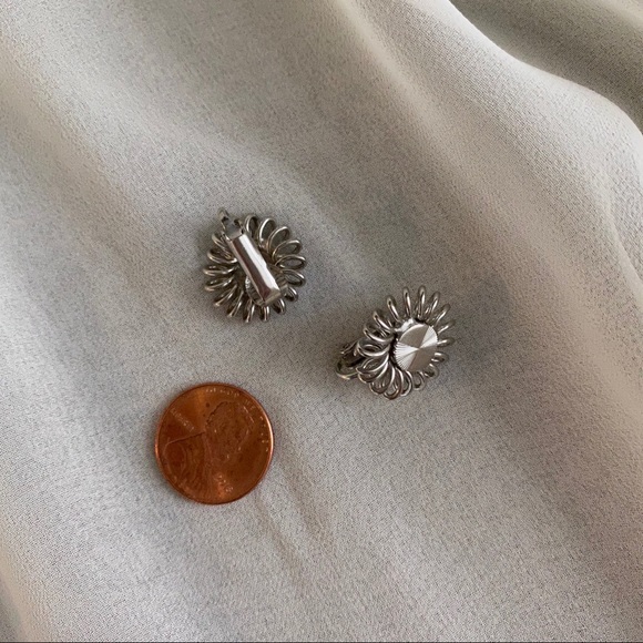 VTG Silver Round Spiral Twisted Clip Earrings - Picture 7 of 7